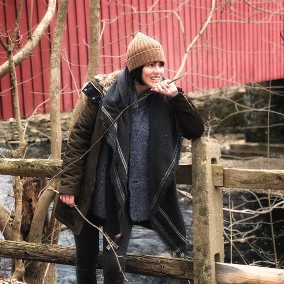 Meet your Posher, Gillian - Picture 1 of 1